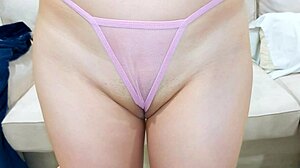 Japonská teenagerka 18+ v kalhotkách dráždí čurák holou kundou