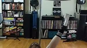 MILF con falda negra y blanca se la rompen