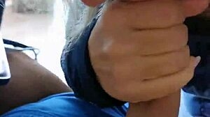 la mia matrigna mi sorprende mentre mi masturbo e decide di aiutarmi a venire