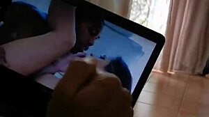 la mia matrigna mi sorprende mentre mi masturbo e decide di aiutarmi a venire