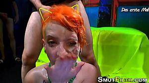 Babe Lapar Sperma Direndam dalam Aksi Bukkake Liar