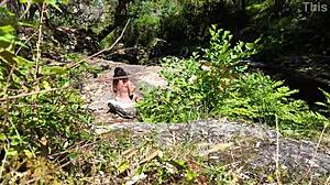 Voyeur neukt geschokte meid op nudistenstrand.