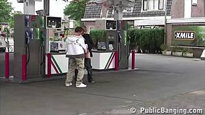 Akarsz látni egy terhes lányt nyilvános gangbang threesome-ban benzinkútnál?