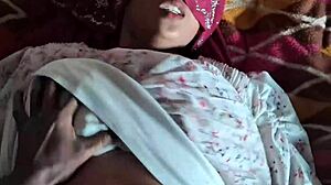 بوسة هندية تركب ديفر في كليب عسل ساخن