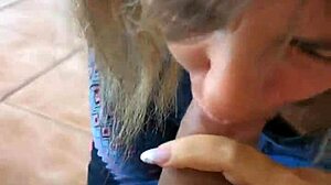 la mia matrigna mi sorprende mentre mi masturbo e decide di aiutarmi a venire