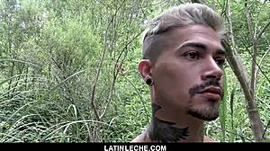 Latinleche - tetovirani štud jebe seksi latinskega fanta na prostem