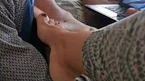 la mia matrigna mi sorprende mentre mi masturbo e decide di aiutarmi a venire