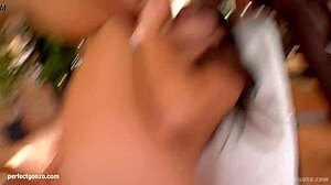 Зафира и Клара Г фистват дълбоко в лезбийски секс