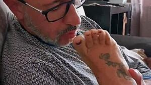 la mia matrigna mi sorprende mentre mi masturbo e decide di aiutarmi a venire