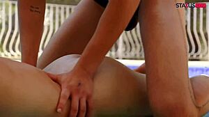 Mala som vášnivý sex s priateľom v bazéne, skončilo to spermou pred našimi priateľmi