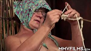 Pleťúca babka hltá zadok a túži po semene na tvári!