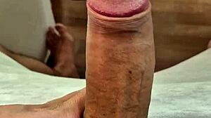 Hentai-anime skene paksulla kyrvälle toiminnassa