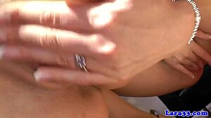 Mă excit cu dildoul pe matura britanică după sex oral fierbinte