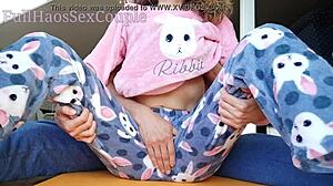 Üvey kardeş kızıl üvey kız kardeşini sabah erkenden parmaklıyor