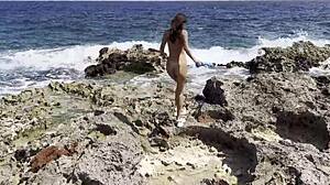 Monika Fox hatalmas polip dildóval játszik a Reef Beach-en