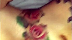 Плавуша МИЛФ се фиста до експлозивног аматерског оргазма код куће.