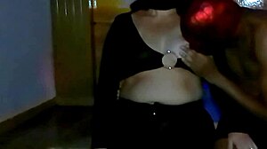 丈夫拍摄妻子吸年轻18+家伙的鸡巴，带葡萄牙字幕