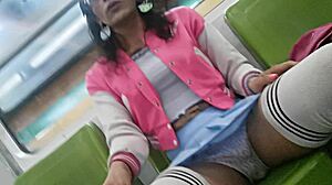 フェムボーイがメトロでパンティをフラッシュ、何がスカートの下に隠れてる？