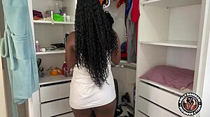 タオルに巻かれてルームメイトにクローゼットでバレるまで！