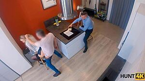 Hunt4K Диво момиче мами за да осигури големия договор на мъжа си