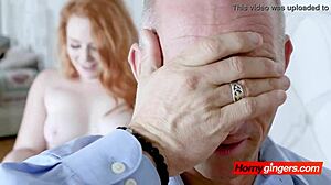 Uhh, Lucy la Pelirroja Engañó al Padrastro para Perforar su Coño Apretado. ¡Dang, No Pude Parar de Mirarla Ser Golpeada!