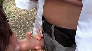 이탈리아 여자가 남친 친구들 앞에서 야외로 박혔어! 😱