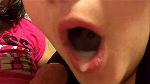 Ακραίο deep throat από ορνιάρικη έφηβη μέχρι να γεμίσει το στόμα! 😲