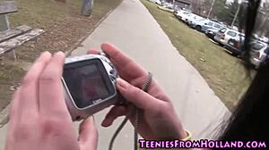 Unge lesbiske kvinder udforsker hinanden med ivrige fingre