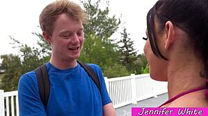 Křivá MILF s velkými kozy šuká sousedova mladého 18+ syna