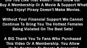 Asiatisk immigrant Jennavive gennemgår lægeundersøgelse med spekulum på hospital for statsborgerskab.