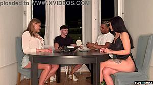 Társasjáték barátokkal vad csoportszexbe fordul