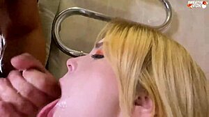 Facet zaskakuje przyrodnią siostrę w toalecie, dostaje głębokiego lodzika od napalonej laski