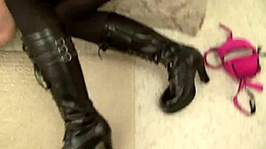 Šokovaný objavením svojej blond manželky ako sa vášnivo masturbuje vibrátorom doma