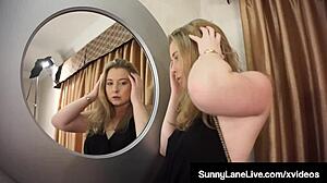 Горячая Санни Лейн раздевается и дрочит свою волосатую киску соло