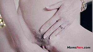 Uh, Noel'de memeli sarışın üvey anne Cory Chase'le, biliyorsun