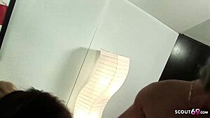 Két szexi ribancot becsapnak FFMM foursome-ba öreg és fiatal 18+ sráccal vad csoportos baszáshoz