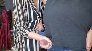 Herregud! Stemor onanerer meg med sine dyktige hender etter jobb!