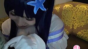 可愛い日本のベイブがヘンタイコスプレで指マンされてドッグスタイルで中出し