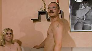 Deutsche MILF von nebenan hängt sich an zufälligen User beim Casting!