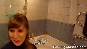 Fucking Glasses - Malliksi haluava Alice saa kovaa kyytiä teinipornossa