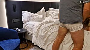 Cuckold mand inviteret til deres hotelværelse en fremmed tatoveret fyr til at kneppe hans blonde hotwife slik 3 some muff dykning amatører muskuløs fisse hardcore bøjet over