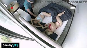 Epätoivoinen teini 18+ lastenhoitaja jää kiinni varkaudesta, nyt ratsastaa pomoa välttääkseen ongelmia. Märkä ja villi pakoretki!