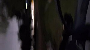 Husmor visar sin tighta rumpa i fönstret för beundrare