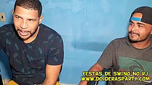 18 éves mostohalány dug mostohaapával és barátjával, majdnem lebuknak