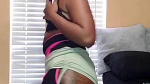 Naejae Twerks and Grinds on Pole in Solo Performance