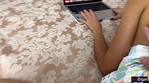 Extrañó la polla en sus agujeros mientras jugaba ajedrez. ¡Creampie anal pega fuerte!