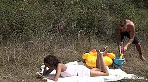 Ragazza magra scopa sconosciuto in piedi nei boschi fitti