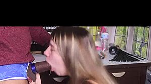 plná scéna blowjobu s podvádzajúcimi priateľkami a neporiadnym cumshotom