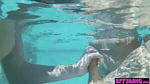 נערים ונערות ביסקסואליים בביקיני מזדיינים חזק בבריכה חיצונית