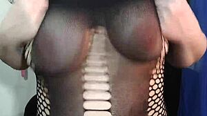 Doğal Büyük Göğüsler Kyra Hellfire'le JOI Geri Sayım 😍